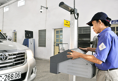 Kiểm tra hệ thống chiếu s&aacute;ng của &ocirc;t&ocirc;