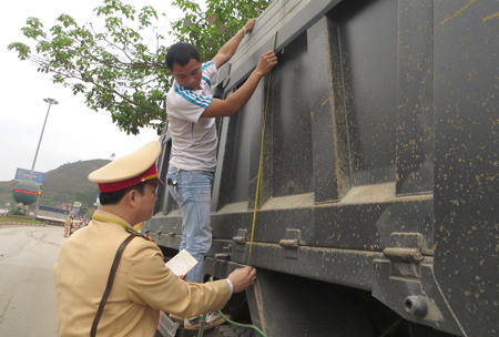  CSGT kiểm tra k&iacute;ch thước th&ugrave;ng xe so với giấy kiểm định