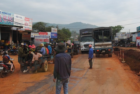 Một b&ecirc;n bị c&ocirc;ng n&ocirc;ng lấn chiếm, một b&ecirc;n r&atilde;nh s&acirc;u khiến c&aacute;c phương tiện &ocirc; t&ocirc; kh&ocirc;ng c&oacute; đường tr&aacute;nh
