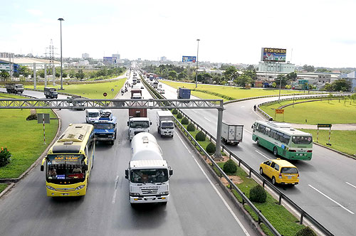 Xa lộ H&agrave; Nội (TP HCM) đ&atilde; triển khai thu ph&iacute; tự động rất được dư luận hoan ngh&ecirc;nh