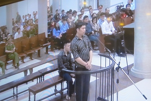 Bị c&aacute;o Tường trả lời c&acirc;u hỏi của đại diện VKS