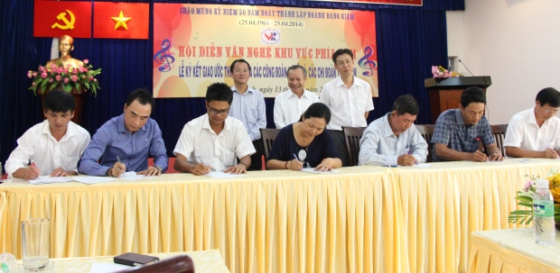 Đại diện Công đoàn cơ sở ký giao ước thi đua tại Tp. Hồ Chí Minh