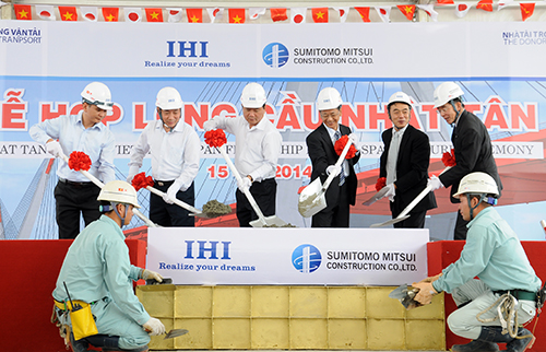 Bộ trưởng Bộ GTVT Đinh La Thăng c&ugrave;ng c&aacute;c đại biểu ... &ocirc;ng cuối c&ugrave;ng hợp long cầu Nhật T&acirc;n.Ảnh K.Linh.JPG