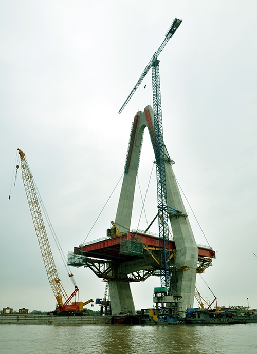 Những nhịp d&acirc;y văng đầu ti&ecirc;n của cầu Nhật T&acirc;n