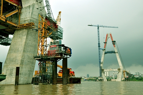 Những nhịp d&acirc;y văng đầu ti&ecirc;n được thi c&ocirc;ng của cầu Nhật T&acirc;n 