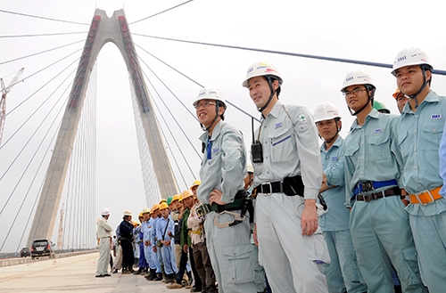 Niềm hứng khởi của c&aacute;c kỹ sư v&agrave; c&ocirc;ng nh&acirc;n thi c&ocirc;ng cầu Nhật T&acirc;n