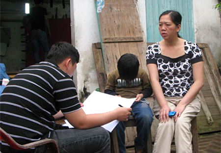 Cơ quan c&ocirc;ng an lấy lời khai của mẹ ch&aacute;u b&eacute;