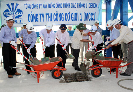 Đổ b&ecirc; t&ocirc;ng đốt dầm cuối c&ugrave;ng dự &aacute;n cầu Năm Căn.