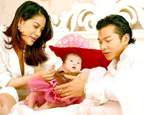 Năm 2009, b&eacute; Bảo Ti&ecirc;n ra đời như 1 tr&aacute;i ngọt trong cuộc h&ocirc;n nh&acirc;n m&agrave; cả 2 đ&atilde; d&agrave;y c&ocirc;ng vun v&eacute;n. 