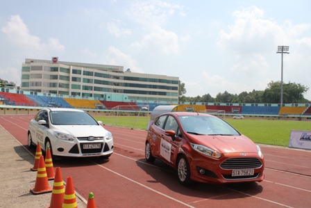 C&aacute;c học vi&ecirc;n thực h&agrave;nh l&aacute;i xe an to&agrave;n