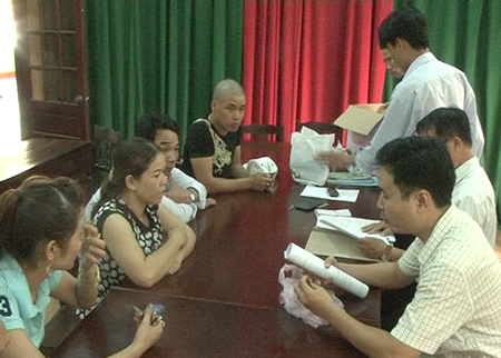 Nh&oacute;m đối tượng đ&aacute;nh bạc bị c&ocirc;ng an bắt giữ