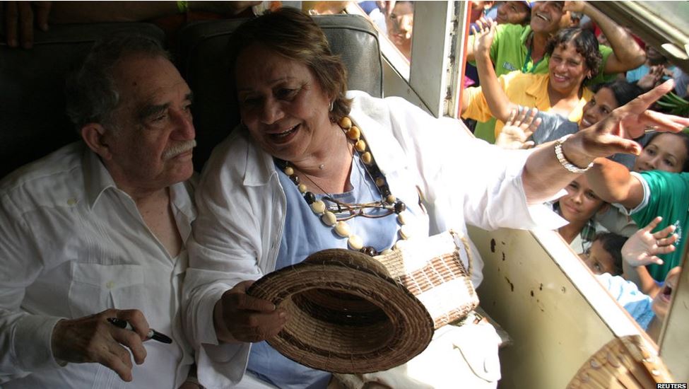 Năm 2007, Garcia Marquez đ&atilde; c&ugrave;ng vợ, b&agrave; Mercedes, về thăm thị trấn nơi &ocirc;ng sinh ra ở Columbia lần đầu ti&ecirc;n sau hơn 20 năm. Cảnh s&aacute;t đ&atilde; phải x&ocirc; đẩy với đ&aacute;m đ&ocirc;ng những người h&acirc;m mộ để gi&uacute;p nh&agrave; văn nổi tiếng, được gọi triều mến l&agrave; Gabo, rời khỏi t&agrave;u.