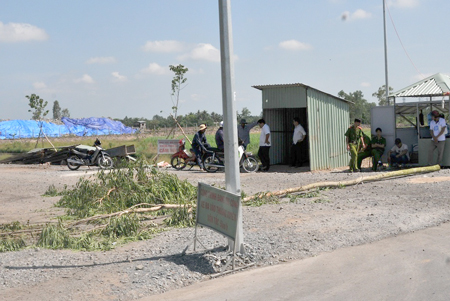 Người d&acirc;n chặt c&acirc;y chắn đường ngăn kh&ocirc;ng cho xe v&agrave;o đổ r&aacute;c