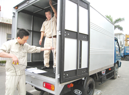 Đăng kiểm vi&ecirc;n đo k&iacute;ch thước th&ugrave;ng xe mới được sản xuất, lắp r&aacute;p trong nước