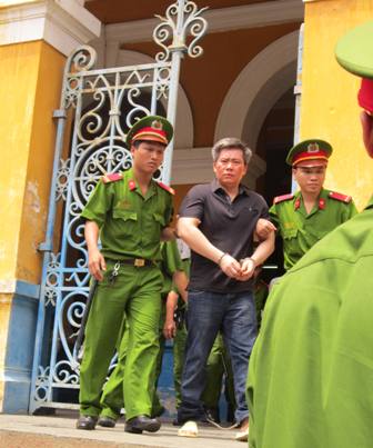 Bị c&aacute;o Dinh Jason được dẫn về trại giam sau phi&ecirc;n T&ograve;a sơ thẩm 