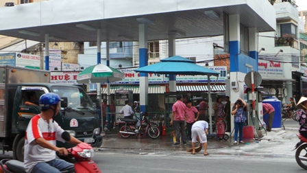 Hiện trường cây xăng phát nổ