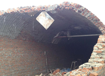 Phần m&aacute;i v&ograve;m của l&ograve; sấy bị đổ sập gần như to&agrave;n bộ