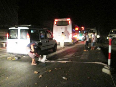 Một t&agrave;i xế c&ograve;n đem trụ b&ecirc; t&ocirc;ng ra chắn giữa QL1