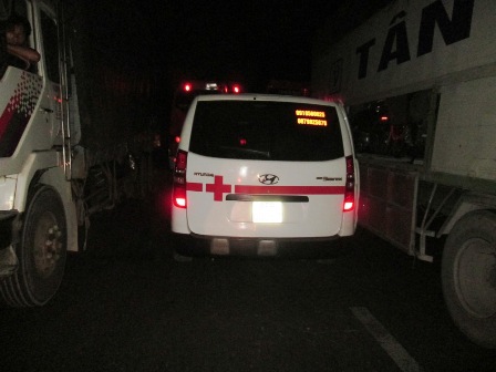 Chiếc xe cứu thương cũng bị kẹt cứng giữa d&ograve;ng xe tải