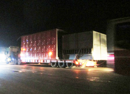 Những chiếc xe chở qu&aacute; tải tha hồ vượt trạm