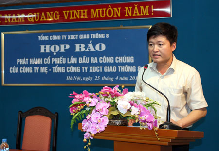 Chủ tịch HĐTV CIENCO 8 Vũ Cao Đ&agrave;m giới thiệu về Tổng c&ocirc;ng ty v&agrave; qu&aacute; tr&igrave;nh chuyển đổi sang doanh nghiệp cổ phần.