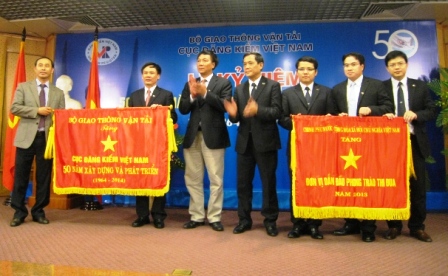 Thứ trưởng L&ecirc; Đ&igrave;nh Thọ trao cờ Thi đua năm 2013 của Ch&iacute;nh phủ cho Cục Đăng kiểm VN
