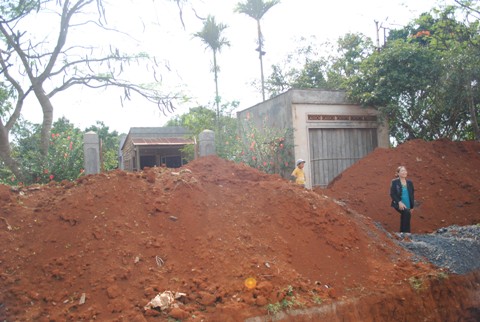 Hai th&aacute;ng nay nh&agrave; &ocirc;ng b&agrave; Hiền Hậu, x&atilde; Pơng Đrang, huyện Kr&ocirc;ng Buk bị lấp cổng ra v&agrave;o v&agrave; cả qu&aacute;n b&aacute;n h&agrave;ng h&oacute;a, do ngừng thi c&ocirc;ng m&agrave; người d&acirc;n kh&ocirc;ng biết l&yacute; do