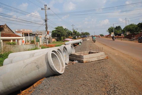 Những chiếc cống nước lấn chiếm l&ograve;ng đường v&agrave; c&oacute; tới 3 chiếc b&agrave;n ch&ocirc;ng để bẫy &ocirc; t&ocirc;