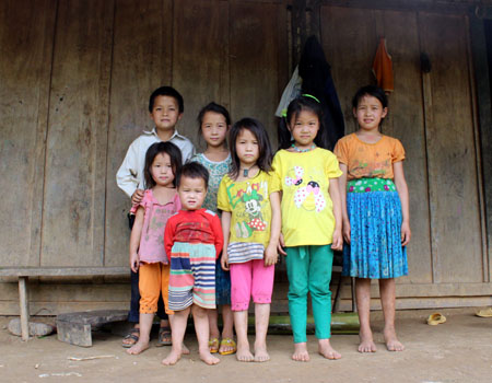 Những đứa trẻ nh&agrave; anh Tinh b&ecirc;n hi&ecirc;n nh&agrave;.