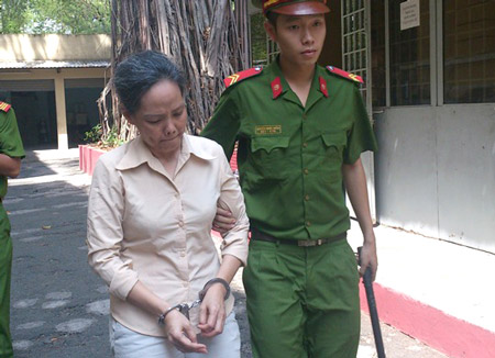 Bị c&aacute;o Trần Thị Lệ Mỹ bị dẫn giải về trại giam