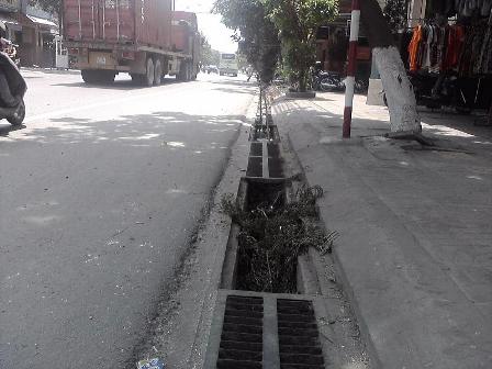 Lưới sắt đậy r&atilde;nh tho&aacute;t nước bị mất cắp