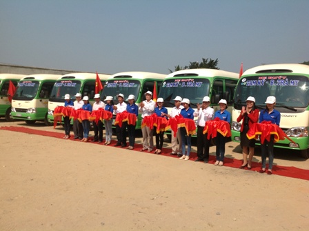 l&atilde;nh đạo địa phương cắt băng khai trương tuyến xe bu&yacute;t
