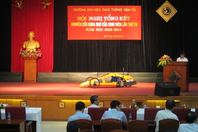 Sinh vi&ecirc;n t&iacute;ch cực tham gia NCKH g&oacute;p phần n&acirc;ng cao chất lượng dạy v&agrave; học của ĐH GTVT