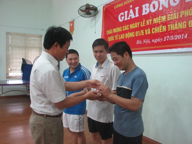 Chủ tịch C&ocirc;ng đo&agrave;n Cơ quan Bộ Nguyễn Quốc Hải trao giải nhất b&oacute;ng b&agrave;n đơn nam, đ&ocirc;i nam cho c&aacute;c vận động vi&ecirc;n đoạt giải