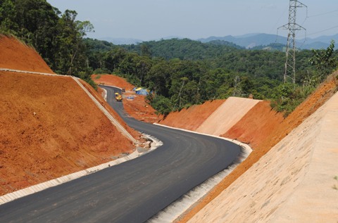 Đường đẹp như dải lụa tr&ecirc;n đất đỏ, uốn quanh rừng n&uacute;i điệp tr&ugrave;ng