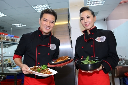 Anh được qu&yacute; b&agrave; ba con n&agrave;y hướng dẫn v&agrave; gi&uacute;p đỡ nhiệt t&igrave;nh.