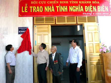 Hội CCB tỉnh v&agrave; huyện Vạn Ninh b&agrave;n giao nh&agrave; cho CCB Trần Ph&uacute;c s&aacute;ng 28-4.