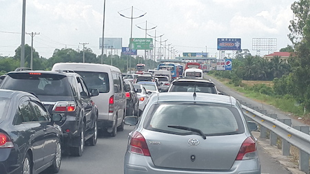 Chị L&acirc;m B&igrave;nh cho biết cả nh&agrave; rời trung t&acirc;m th&agrave;nh phố từ 7 giờ rưỡi s&aacute;ng nhưng đến 10 giờ 30 vẫn chưa qua được đoạn đường ng&agrave;y thường chỉ đi mất hơn nửa tiếng n&agrave;y