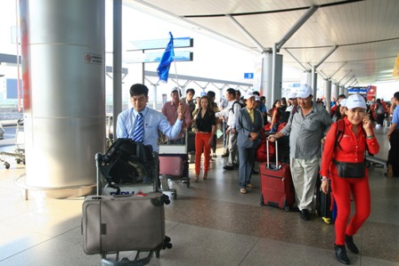 kh&aacute;ch di tour của Vietravel vui vẻ xuất ph&aacute;t s&aacute;ng 30/4 tại s&acirc;n bay T&acirc;n Sơn Nhất 
