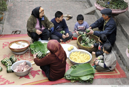 B&aacute;nh chưng Việt Nam được xếp v&agrave;o danh s&aacute;ch 10 m&oacute;n ăn truyền thống đặc trưng tr&ecirc;n thế giới, do tạp ch&iacute; uy t&iacute;n National Geographic b&igrave;nh chọn