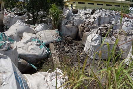 Kh&ocirc;ng c&ograve;n kho chứa, c&aacute;c nh&agrave; m&aacute;y th&eacute;p đ&agrave;nh đ&oacute;ng bụi l&ograve; v&agrave;o bao tải, để ngo&agrave;i trời