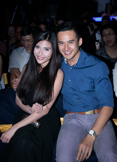 Trong khi Thúy Diễm sang trọng với váy đen thì Lương Thế Thành bụi bặm đầy nam tính với áo sơ mi quần Jean.