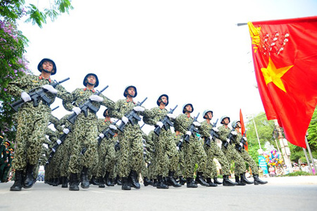 Gây ấn tượng đối với người xem là màn diễu binh của các lực lượng quân đội, nghiêm trang, long trọng và hào hùng. Trong ảnh là các chiến sĩ bộ đội đặc công.