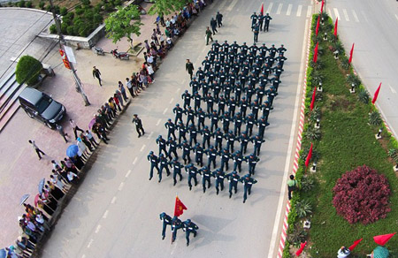 Đoàn nam tự vệ tại khu vực chân tượng đài chiến thắng trên đỉnh đồi D1.