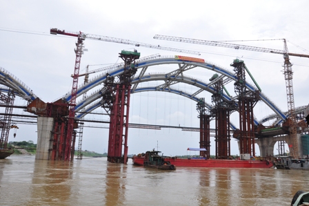 Cầu Đ&ocirc;ng Tr&ugrave; được n&acirc;ng v&ograve;m, hợp long th&agrave;nh c&ocirc;ng