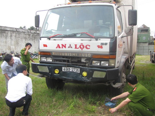 Cơ quan chức năng tổ chức kh&aacute;m nghiệm xe tải 49X-2726