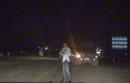  Một đối tượng c&ograve; đang hướng dẫn xe qu&aacute; tải v&agrave;o KCN để l&aacute;ch trạm c&acirc;n (ảnh nhỏ) (Ảnh cắt từ clip)