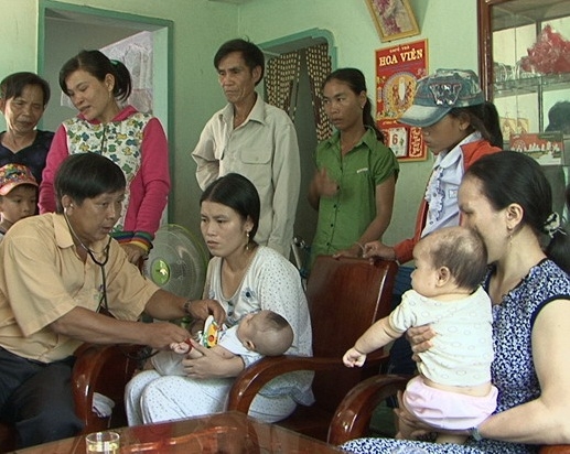 2 đứa trẻ bị bắt c&oacute;c bỏ tr&ecirc;n n&uacute;i. Ảnh: B&aacute;o B&igrave;nh Định