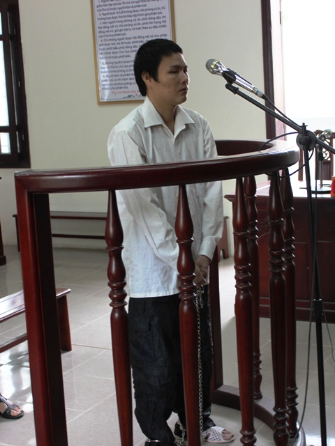 Bị c&aacute;o H&ugrave;ng trước v&agrave;nh m&oacute;ng ngựa