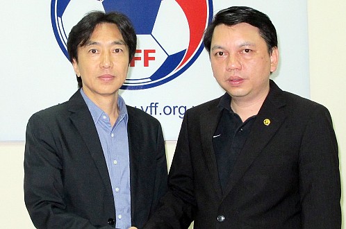 &Ocirc;ng Toshiya Miura (tr&aacute;i) bắt tay với tổng thư k&yacute; VFF L&ecirc; Ho&agrave;i Anh sau cuộc đ&agrave;m ph&aacute;n l&agrave;m HLV đội tuyển VN. (Ảnh: VFF)